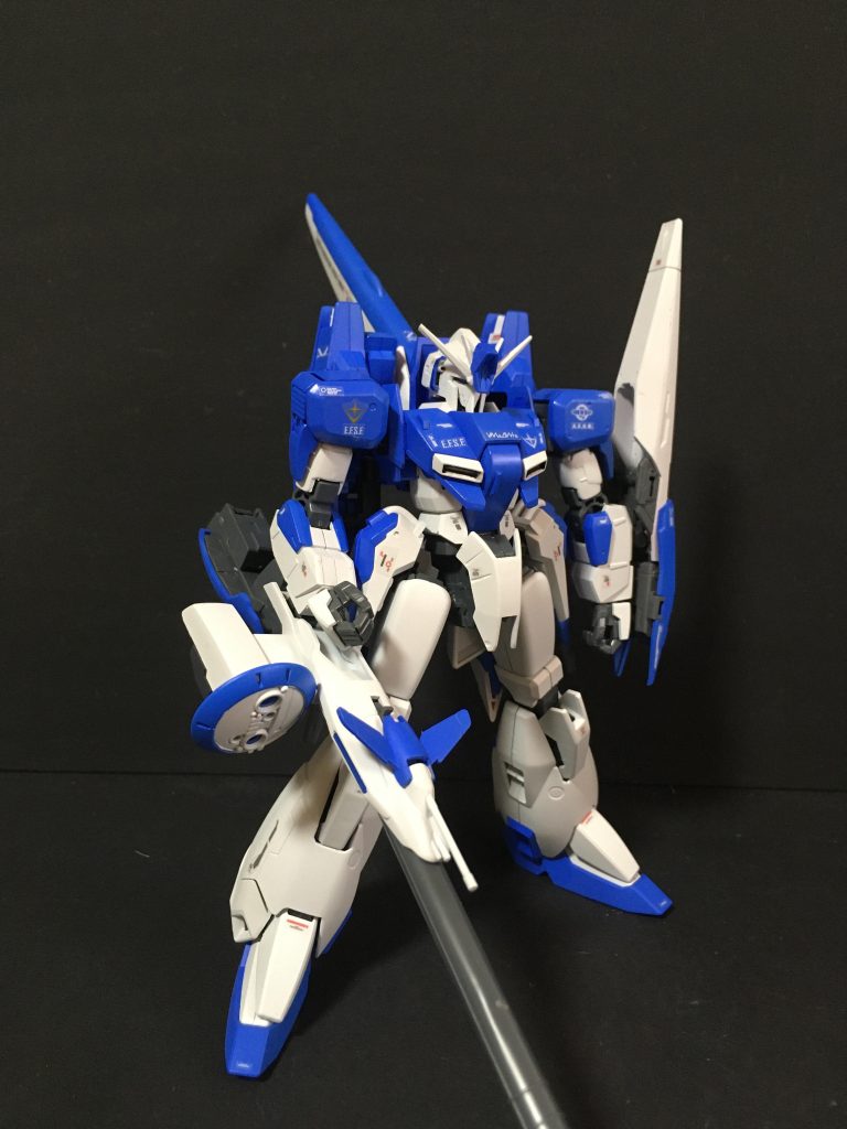 正面右側シールドとバインダーはRG Zガンダムのパーツを利用しています。
