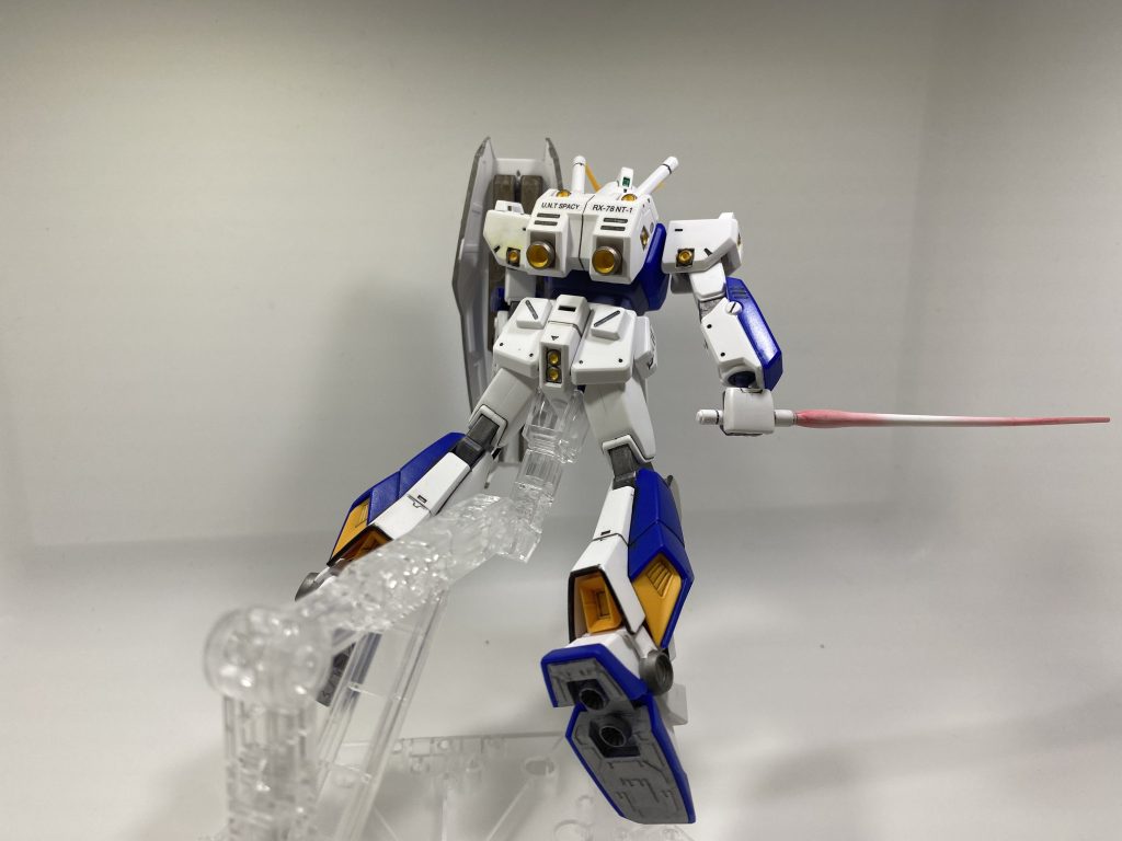 足裏、バーニアに部分塗装。我ながら満足いく出来になりました。ビームサーベル曲がってるけど....