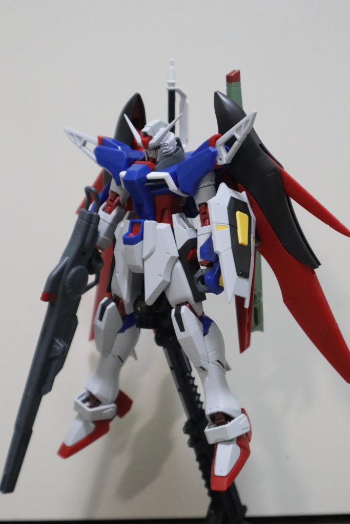 というわけで、デスティニーガンダムSpecⅡでございます。自分の中ではあんまりグレー過ぎるのは好みじゃなく、当時のイメージ画像でのメタロボの色味が好みだったのでそれをイメージした色をなんとか作って塗りました。が、塗ってみたら思ったより白いし、Twitterでメタロボの実物を見たら思ったよりグレーで、じゃあこれは一体なんなんです?