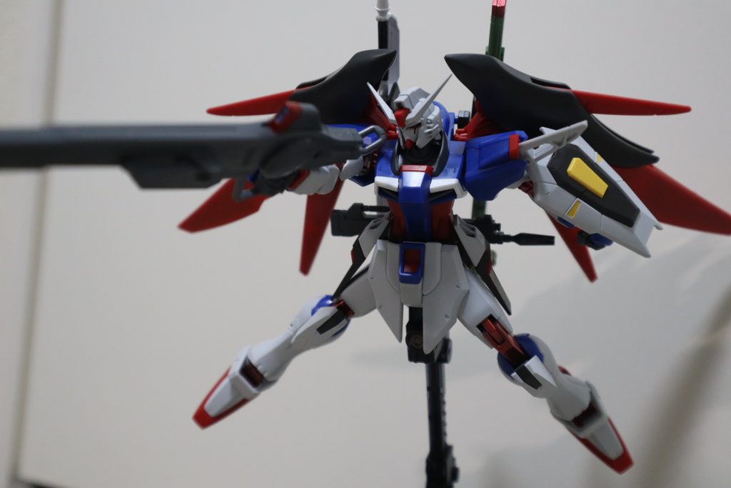 まずはゲルググから盗んできたレールガンと。やっぱりデカい。持たせずらい。キャバリアーについてくるやつもやっぱりこれと一緒ですかね。デスティニー対応のマウントジョイントがつくのか、コレガワカラナイ