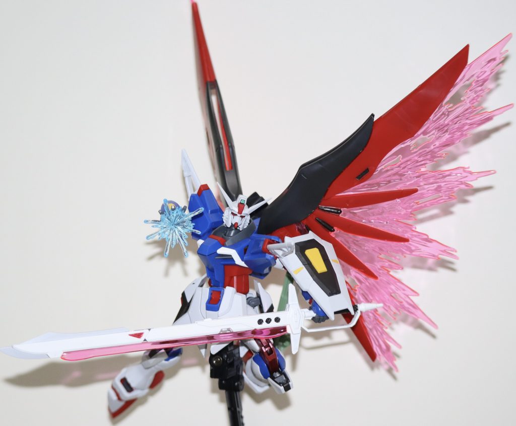 パルマフィオキーナと。光の翼も塗装したかったけどガンダムマーカーエアブラシをまだ買えるだけの金銭的な余裕がないのでご勘弁を。皆様的にはこいつの白はどうでしょうか、デスティニーSpecⅡだぞ!😡って言われた時にまあ納得出来るくらいの範疇には収まっていますでしょうか?