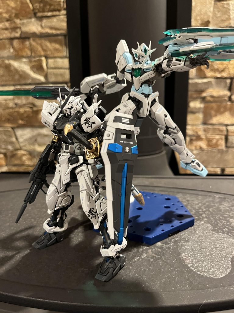 最後に前回制作したアストレイと並べてツーショット!ここまでご視聴いただきありがとうございました♪よければ他の作品も見てくださると嬉しいです(๑>◡<๑)