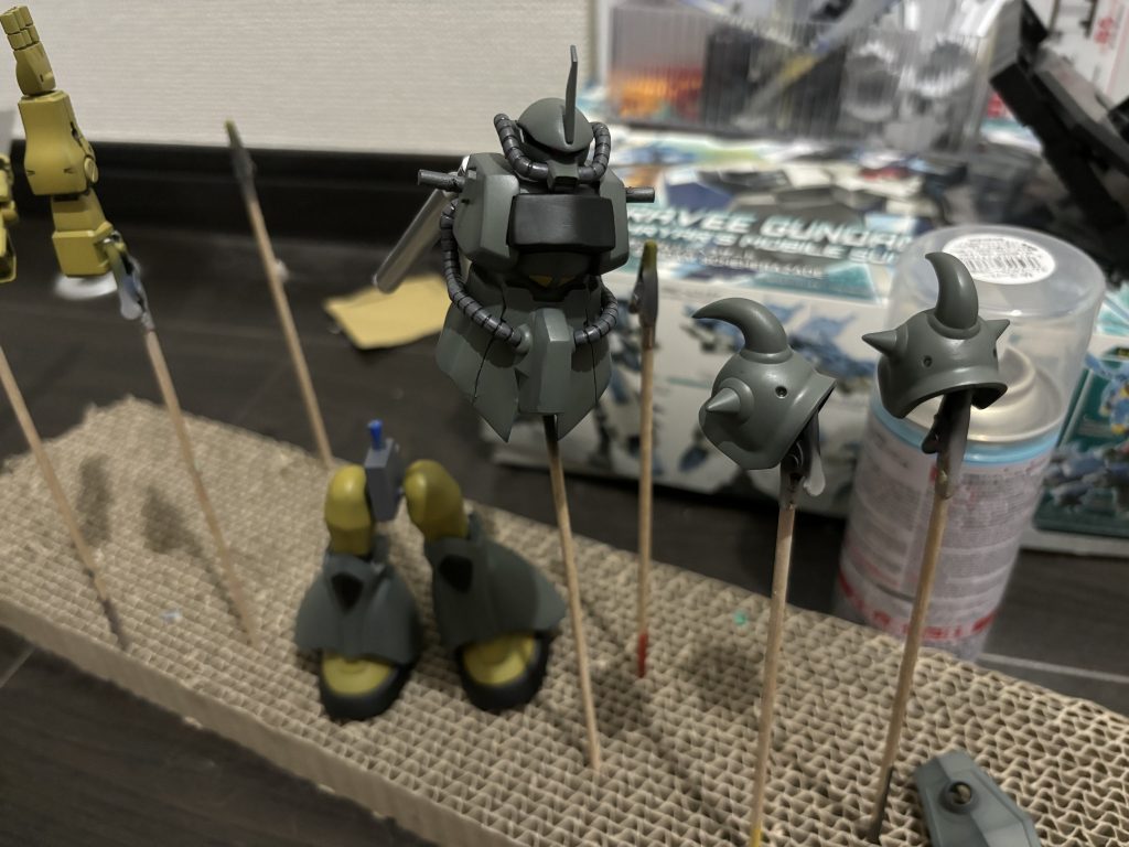 カラーレシピ本体黒:黒サフ本体グリーン:ザクディープグリーン+メカサフヘヴィ本体イエロー:MSイエロー+メカサフヘヴィ少量+ダークブラウン少量関節:メカサフヘヴィプロペラントタンク・大剣:シルバー