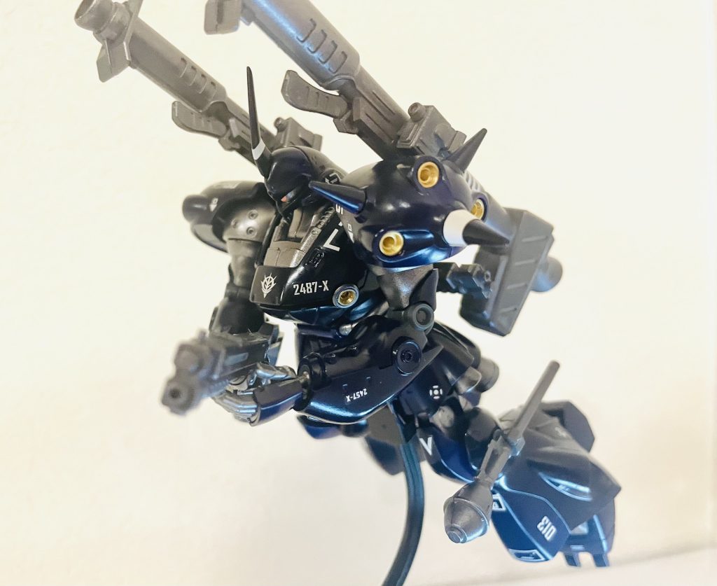 ライトが当たると青みが増します。