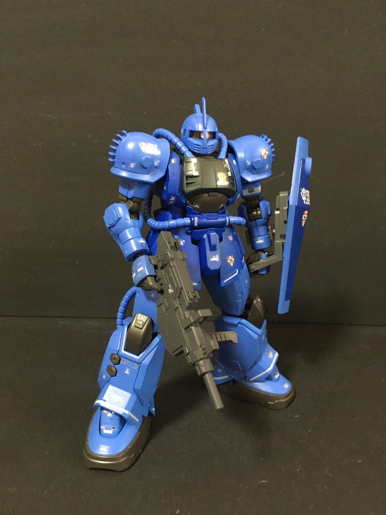 正面右側量産を志向して設計されたザクと違い、スーパーカスタム機として設計されたMSとして相応しいデザインですね。