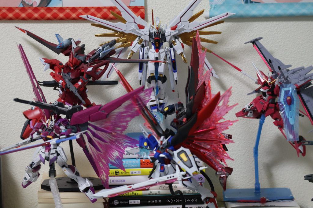 SEEDFREEDOM棚も充実してきました。約1名種自由には影も形もなかった奴がいますが。読まなくなった本を高低差を演出するために使う、本棚も空けられて一石二鳥、そうだろ!! ここまでお付き合いいただきありがとうございました。良ければ感想などお気軽にお申し付けください。僕の心はRGインパルスの角よりも折れやすいので、励ましの言葉もお待ちしております()