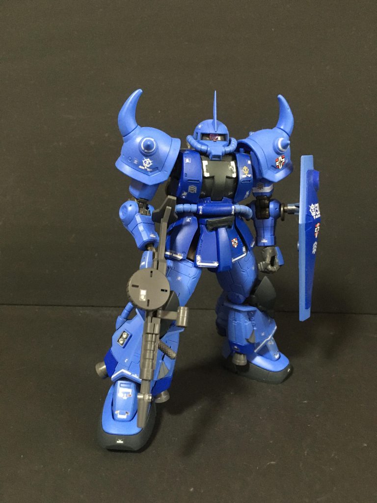 正面右側正規の設定の陸戦高機動型と足が大きく違いますが、これはこれでカッコ良いと思います。膝パーツをグフにするだけで大分イメージが変わりました。