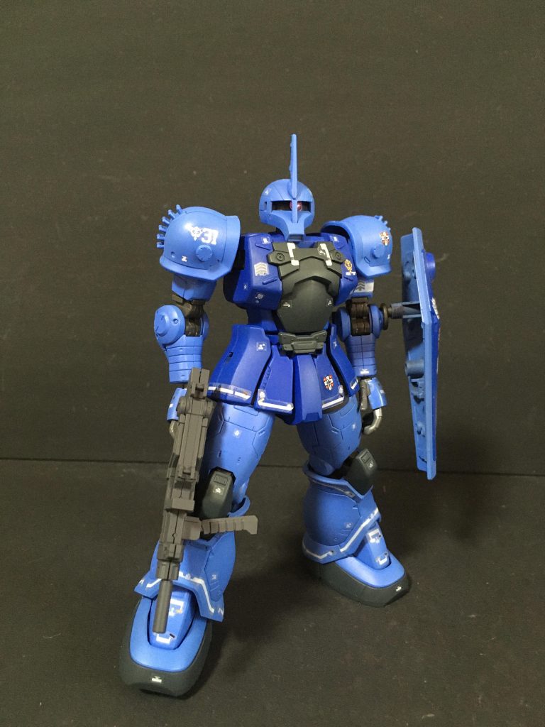 正面右側MG版の特徴的な胸を表現するために、胸部はスナイパータイプのパーツを使用しています。肩+腕はカスタム機っぽさを出すためにブグのパーツを利用しています。