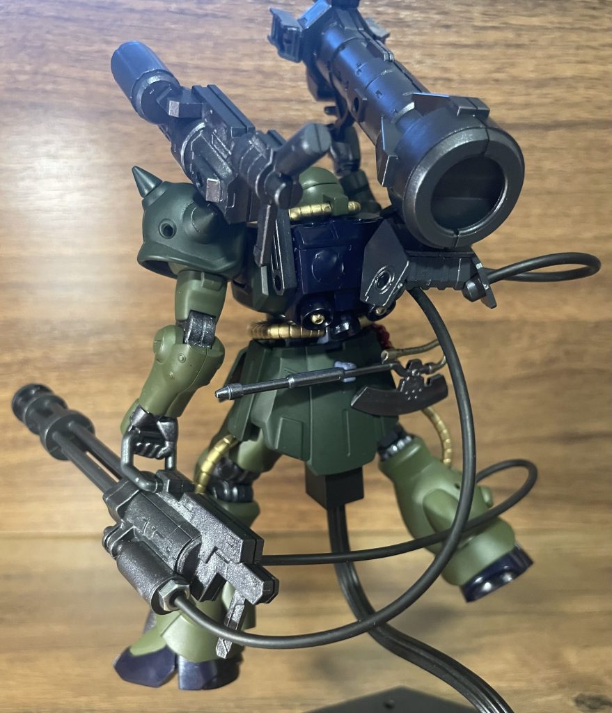 バックパックをダイソーでかったルーターで改造ケーブルで武器を繋げてボリュームアップ。