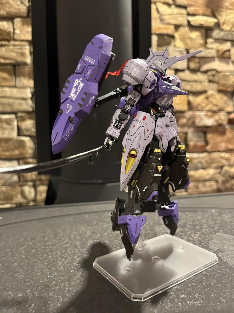 お次は刀を持ってポージング(≧∀≦)