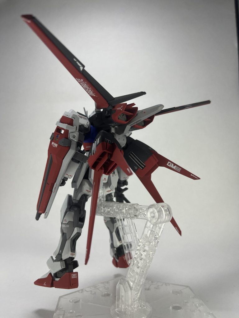 エールストライカー装備を斜め後ろから。なかなかの見栄え。踵の改修ポイントが確認できます。スリッパみたいな感じが我慢できなくてプラ板貼りました。ふくらはぎのスジ彫りと塗り分けも頑張りました。