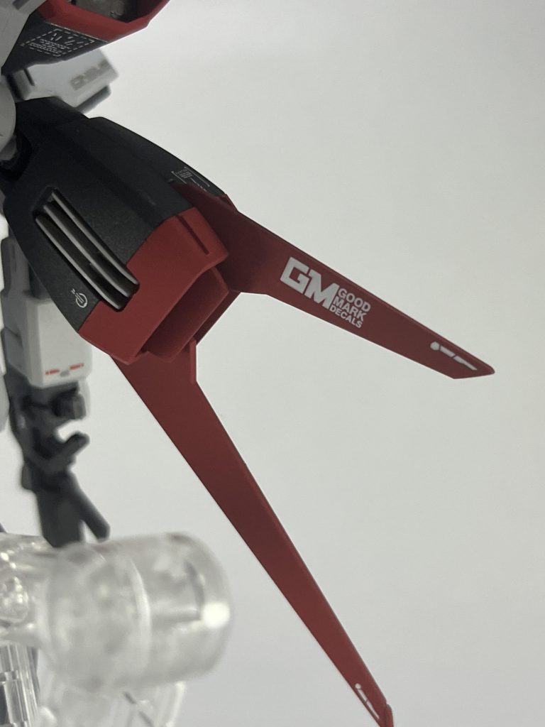 デカールはグッドマークデカールとガンダムデカール中心に貼りすぎないように気を付けました。SEED用のデカール買っておいて良かった。