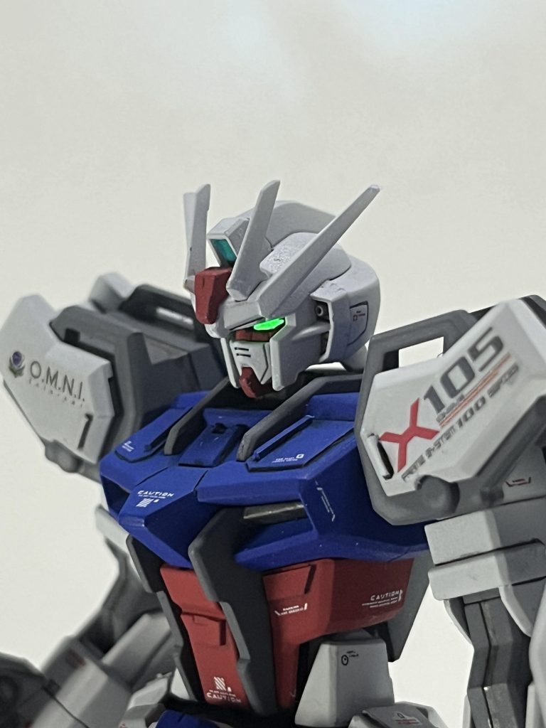 設定カラーはイエローですがツインアイは蛍光グリーンにしてビコーンするようにしました。