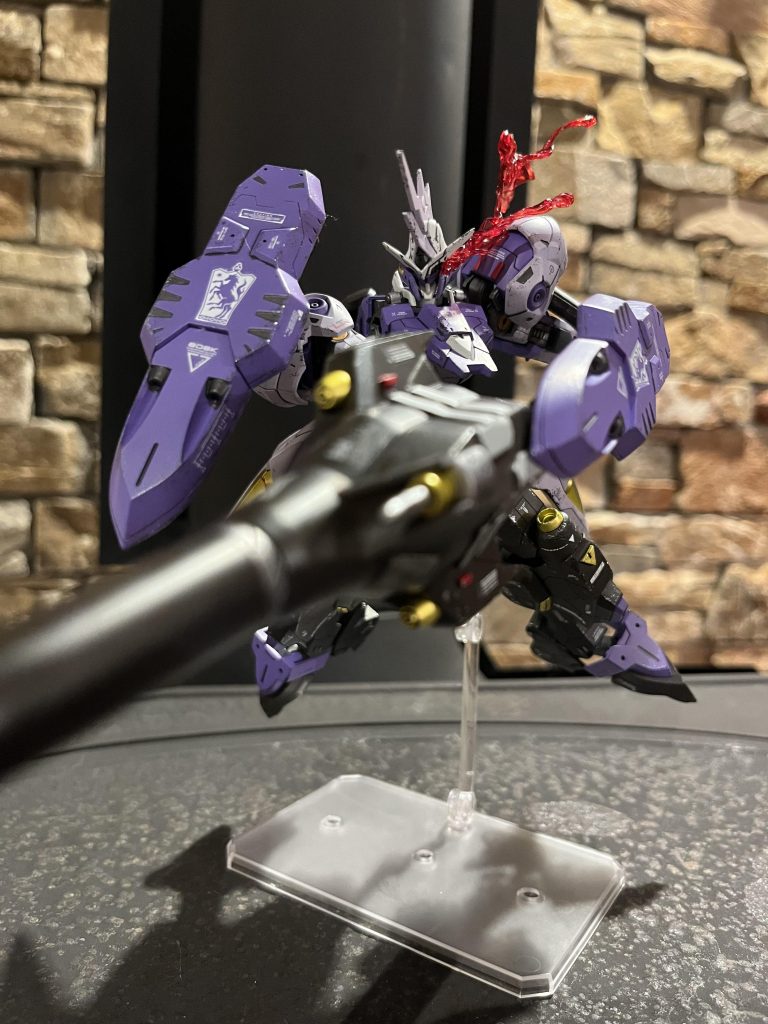 そしてダーインスレイブを装着してポージング(*'▽'*)この巨大なドリルランスで敵機に攻撃するのが凄くカッコよくてすきです(*´꒳`*)