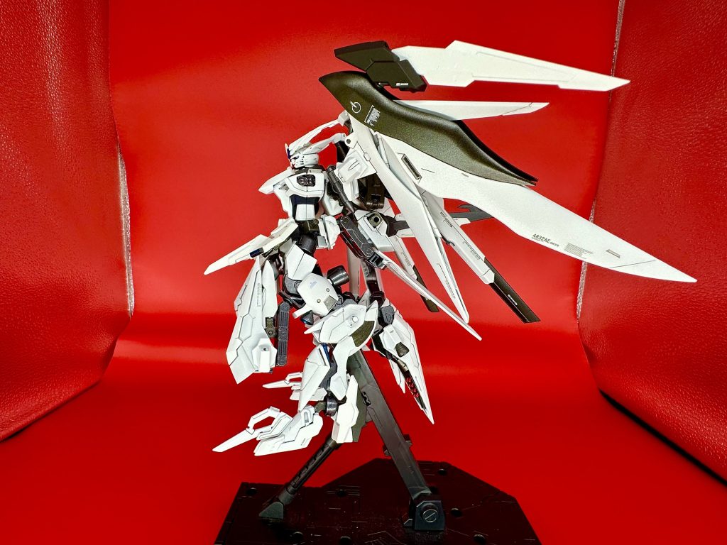 ※わかりやすいように左腕、左サイドアーマー類は外してます。①この化け物みたいなシルエット!刺々しい虫のような、悪魔のようなシルエットを目指しました。悪そうな白ってかっこいいんだもん。
