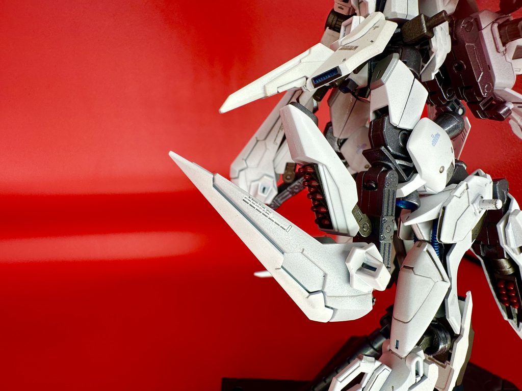 ②ミサイル展開両足にあるニーアーマーは粒子制御装置のようなイメージなのですが、内部にブレイズウィザードのミサイルを仕込みました。ダークマターブースターとブレイズザク買えば同じことができるはずです。ぴったりフィットってほどでもないですが、そこそこサイズが噛み合ったので感動しました。