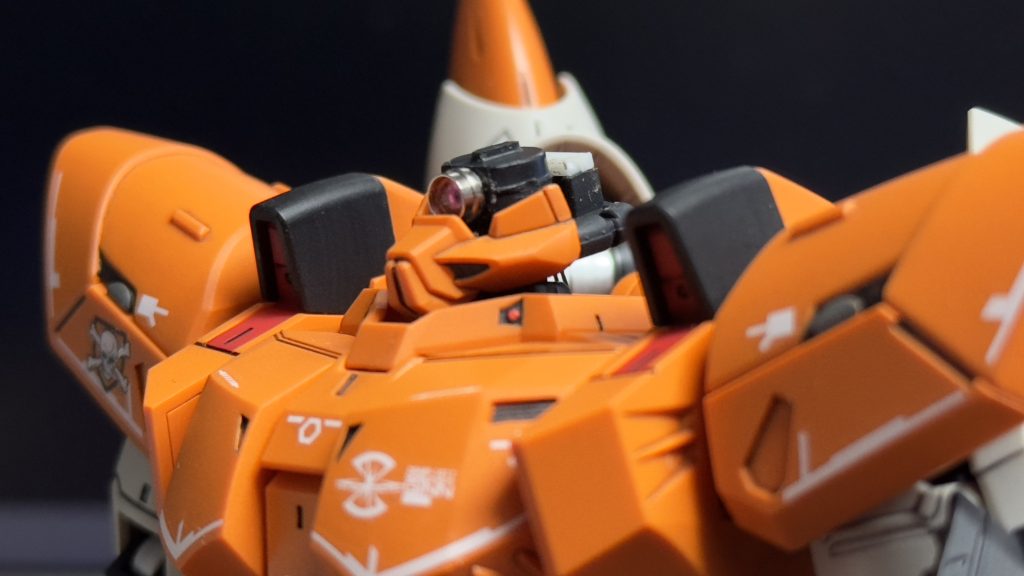 今回一番弄った頭部。モノアイは安定のハイキューパーツさんの3mmSPプレートを使っています(SPプレート2ってこの世界に売ってるんですかね...)。以前組んだケンプファーの失敗を教訓にしっかりクリアランスを確保して、モノアイは可動するようになっています。また、キットのままだとモノアイがしっかり過ぎる程見えてたので、内側を削ってヘルメットを深く被れるようにして目つきを悪くしてます。クリアパーツ(モノアイシールド?)は厚みがかなりあり、今回の改造では邪魔でしかなかったのでオミットしました。