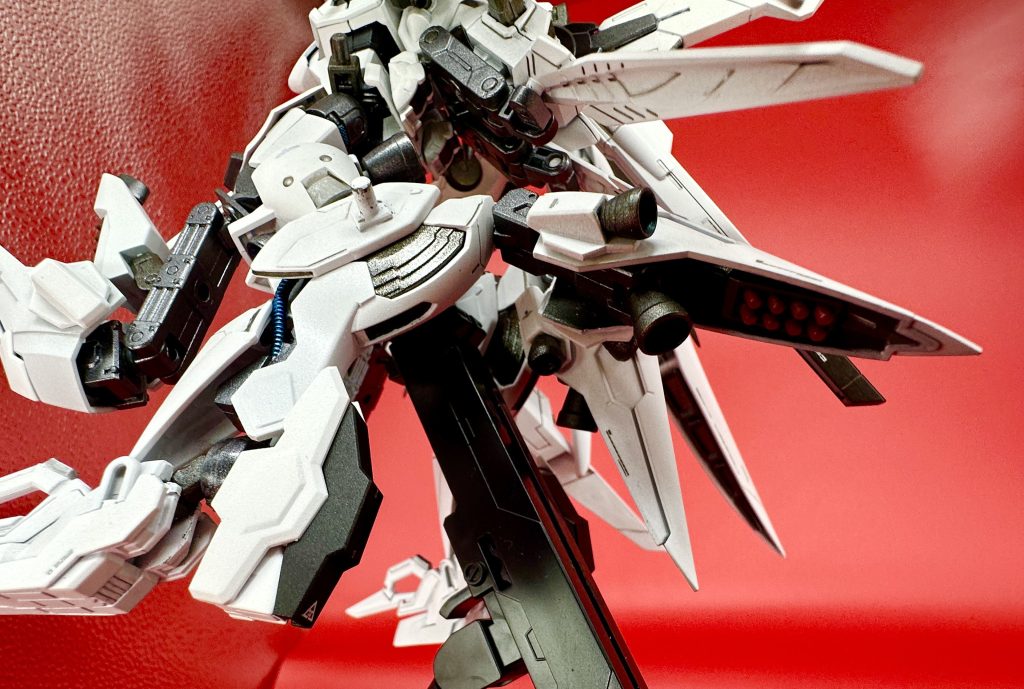 ③展開式スラスター 後ろ側のアーマー内部には、ライトニングBWSのミサイルもですが、展開式のスラスターノズルも仕込みました。