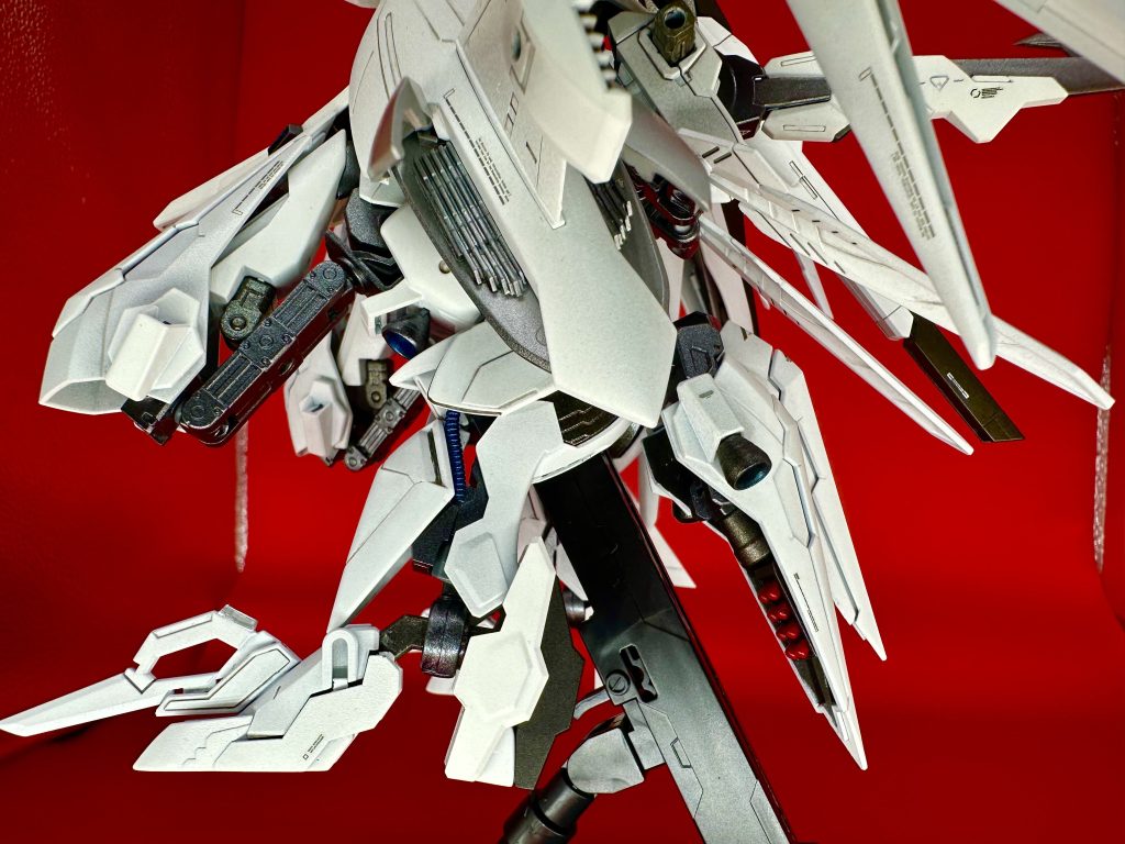 ⑤フィンモールドサイドアーマーはHGアルケーの物を小改造して取り付けましたが、ファングは世界観が違うのでオミットし、代わりに排熱兼粒子散布用のフィンモールドに変えました。