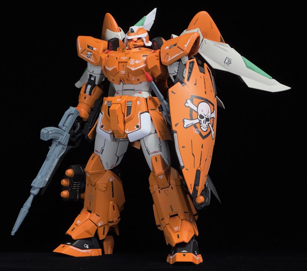 待望のMGミゲル専用ジン自分が過去組んだことのある唯一のジンのキットがSEED放送当時あった応募者全員サービスの「モビルジン テスト機カラー」で、その派生で生まれたミゲル専用ジンは思い入れもあって組む以外の選択肢がありませんでした。そして、今回最大のチャレンジとしてモノアイにLEDを仕込んでみました。写真だとうっすらピンクに光っていますが、肉眼だと真っ赤に輝いています。