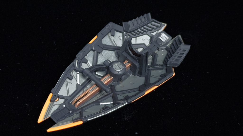 シールド裏面はキットのままだとオレンジのパーツに黒の裏打ちパーツのみで大味過ぎたので、ネットで見かけた作例を参考にメタリックグレーで塗ってみました。実際本体の装甲で防げない物を防ぐためのシールドの筈なので、表面と裏面で色を変える事で違う装甲材を重ねてる雰囲気を出せたかと思います。