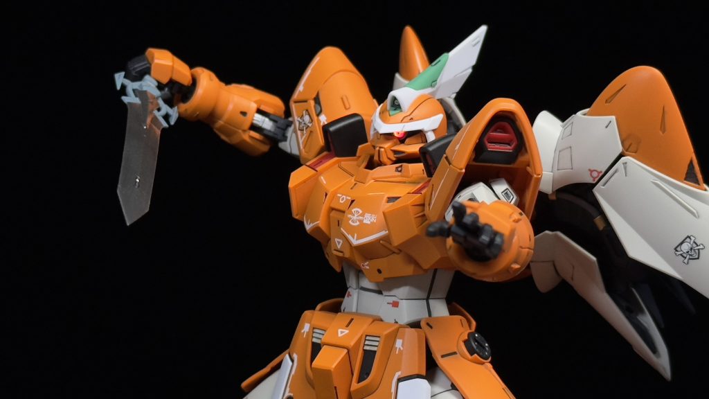 MA-M3 重斬刀こちらも柄に肉抜きがあったので埋めてます。そして刀身は切っ先を尖らせた後、スーパークロームシルバー2を厚めに塗って磨き上げてました。お陰で本体に使ったシルバーと違って薄っすら反射する程度に光沢あるシルバーの刀身になりました。