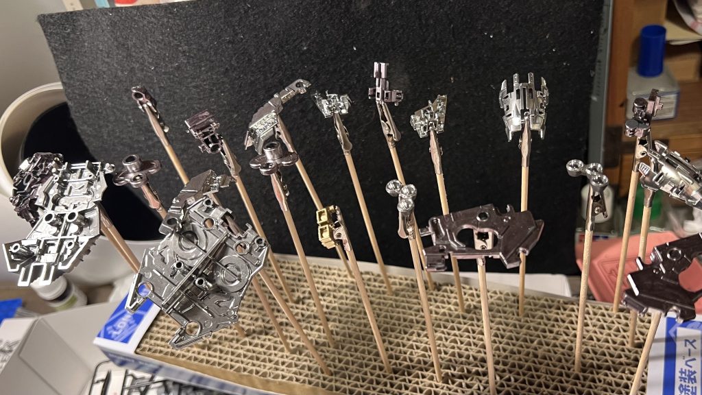 フレームはほぼガンダムマーカーのメッキシルバーとガンメタ。ゴールドはマッキーペイントマーカー。外装の黒いパーツは水性カラーはアクオスのメタルブラック。