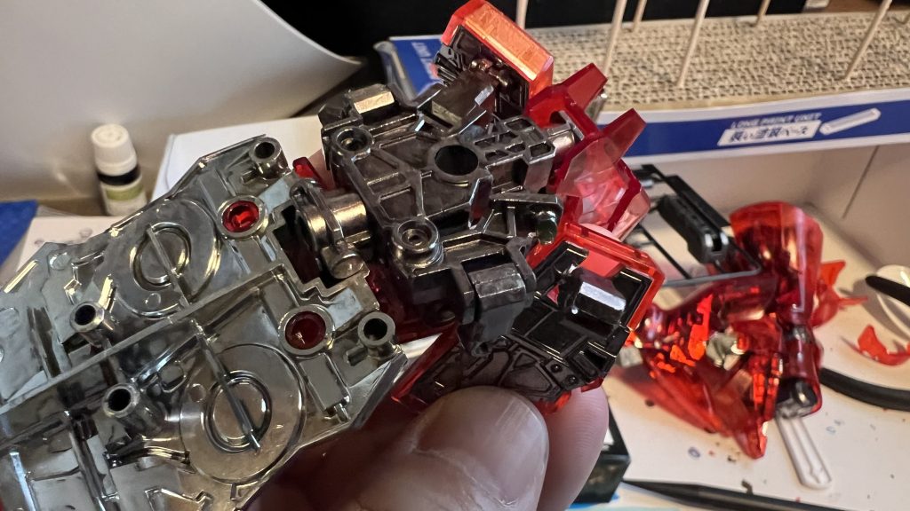 うっかりABSまでガンマカで塗ってしまい、パーツが砕けてしまいました…。部品取り寄せて今度は水性塗料で。