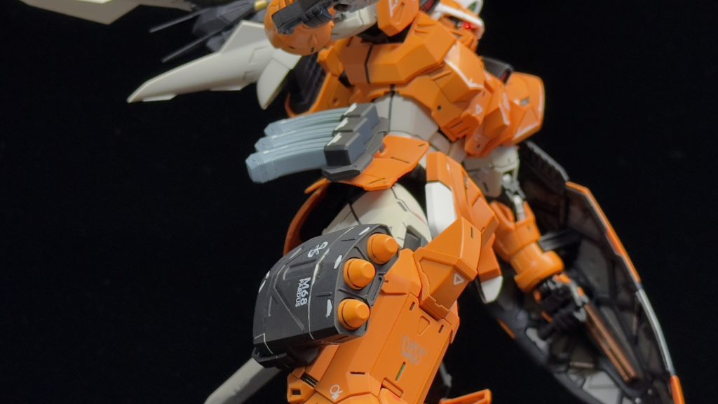 M68パルデュス 3連装短距離誘導弾発射筒キットのままだと弾頭が緑だったのですが、エースパイロットの機体とはいえ消耗品である弾頭まで専用カラーなのはおかしいと思っていたので通常のジンと同様オレンジにしました。