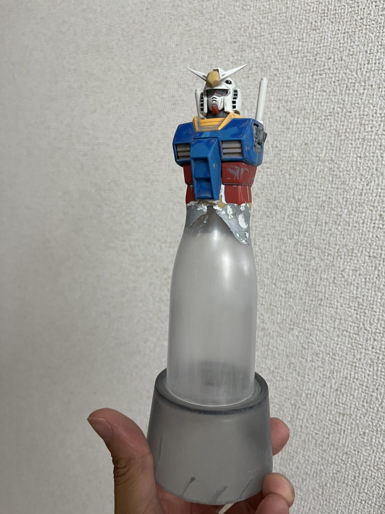 アンテナ類が欠品していた為、ビルダーズパーツやパテで作成ビームサーベルは1/100エールストライクの物を代用グラスをカットして長さを調整、パテ等で整形しました。