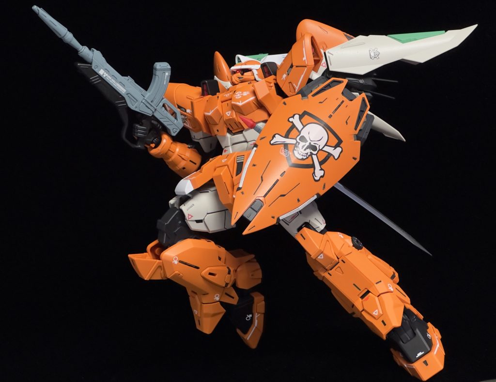ミゲル専用ジンの代名詞ともいえるタギ・イルスのシールドもMG化に合わせてハイデティール化されています。髑髏のデカールですが、大きい上に貼る場所が曲面だったので上手く貼れず皺が結構出てしまいました...。ヴェサリウス所属なのでそれと解るデカールも貼ってます。