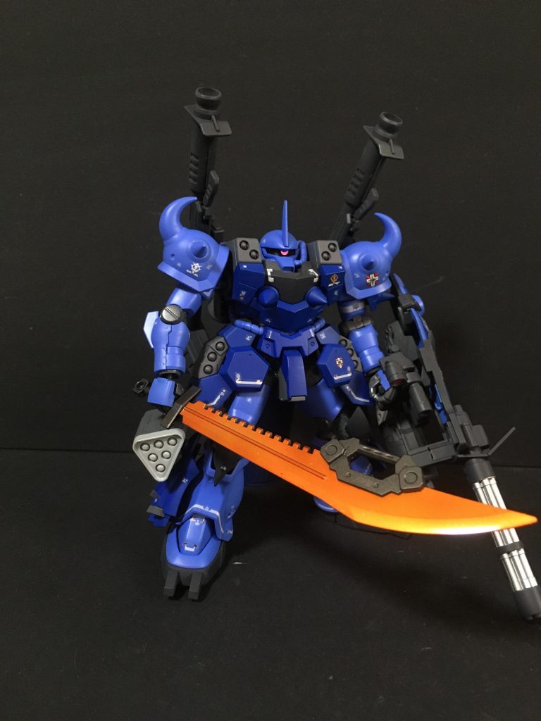 頭部、両肩、膝、シールドガトリングはグフ用、両足横の追加装甲はイフリート用に変更しています。武装としてカスタムウェポンの大型ヒートサーベルを、背部にケンプファーのバズーカを装備させています。