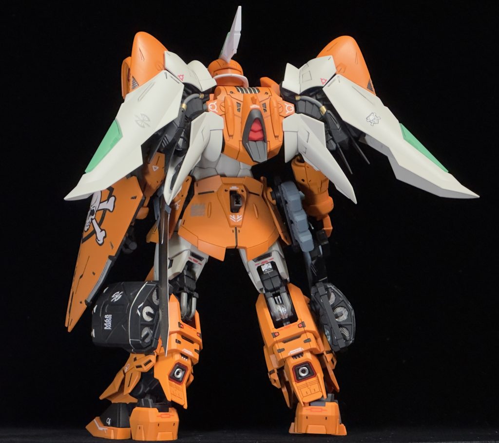 SEED系MGキットの特徴としてダイナミックなアレンジがありますが、このジンも例に漏れずかなり細かいデティールや形状変更がされています。特にバックパックは細かくなっている反面、設定通り羽が完全に下を向く事はなくなりました...。今回も関節やスラスター類にスーパークロームシルバー2やヘビーガンメタリック等のメタリック色やパイプにダークグレーやシャインゴールドを使ってメリハリをつけてます。