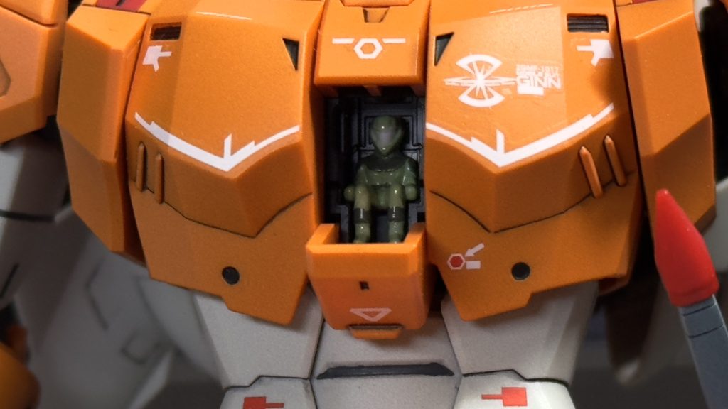 最近極細の面相筆を買ったのでキット付属の1/100ミゲル・アイマンを塗装してみました。色の食いつきが良くしっかり塗れてくれたのですが、手が震えてブレブレになってしまいました...。