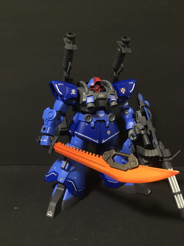 武装としてグフカスタムのシールドガトリングとカスタムウェポンの大型ヒートサーベルを、背部にケンプファーのバズーカを装備させています。