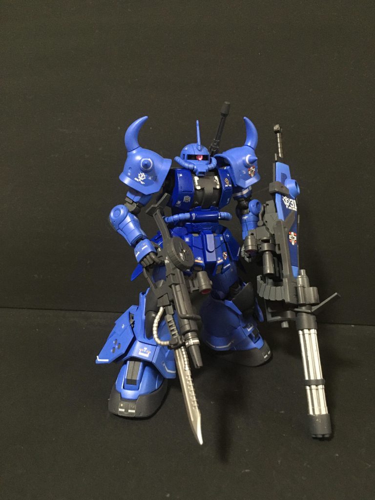 膝部、肩をグフ用に変更しつつ、グフカスタムのシールドガトリングを装備させています。