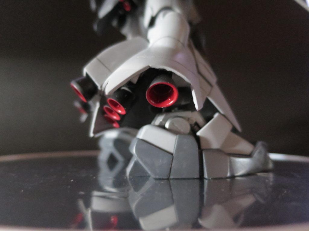 踝（くるぶし）が高く、脛（すね）が短く、人型にしては、変なので、HGのサザビーの足を移植しました。