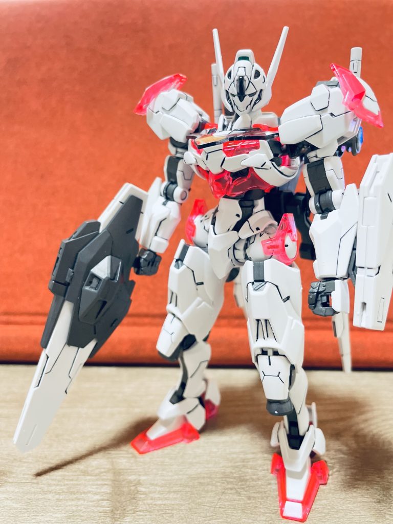 実はこれ初めてスミ入れした機体で、ガンダムマーカーで書いて消しゴム1個消えました😅今は反省を活かし、ちゃんとスミ入れ塗料に薄め液とフィニッシュマスター使ってますwフィニッシュマスターはマジおすすめです✨Amazonでやすくで手に入るので持ってない方はぜひ購入してみてください😊