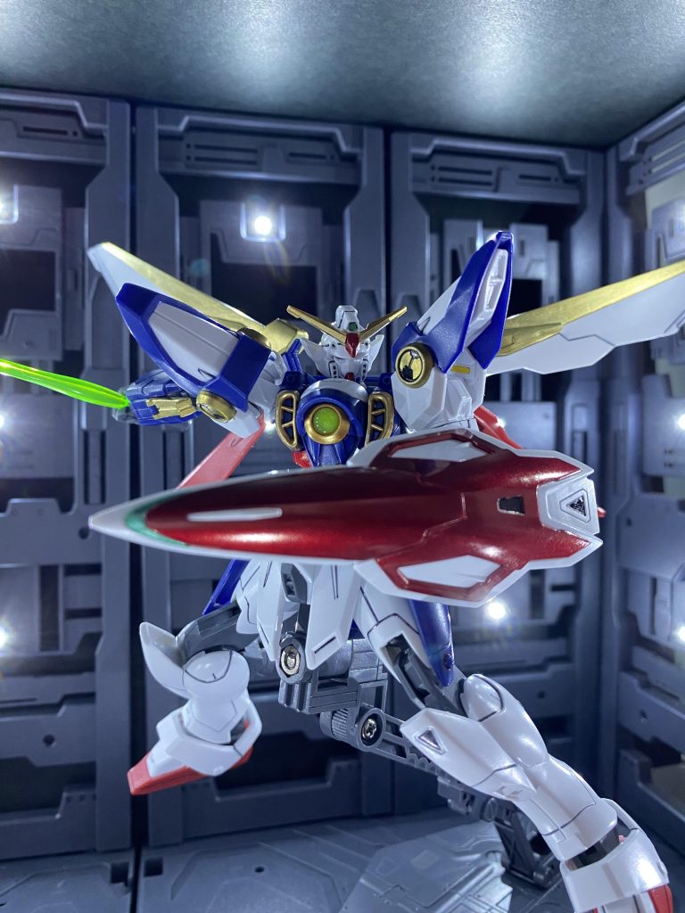 今回は黄色のパーツを全てゴールドに、シールドの赤をメタリックレッドに塗りました。胸の緑の丸はアイズグリーンを嵌め込んでます。