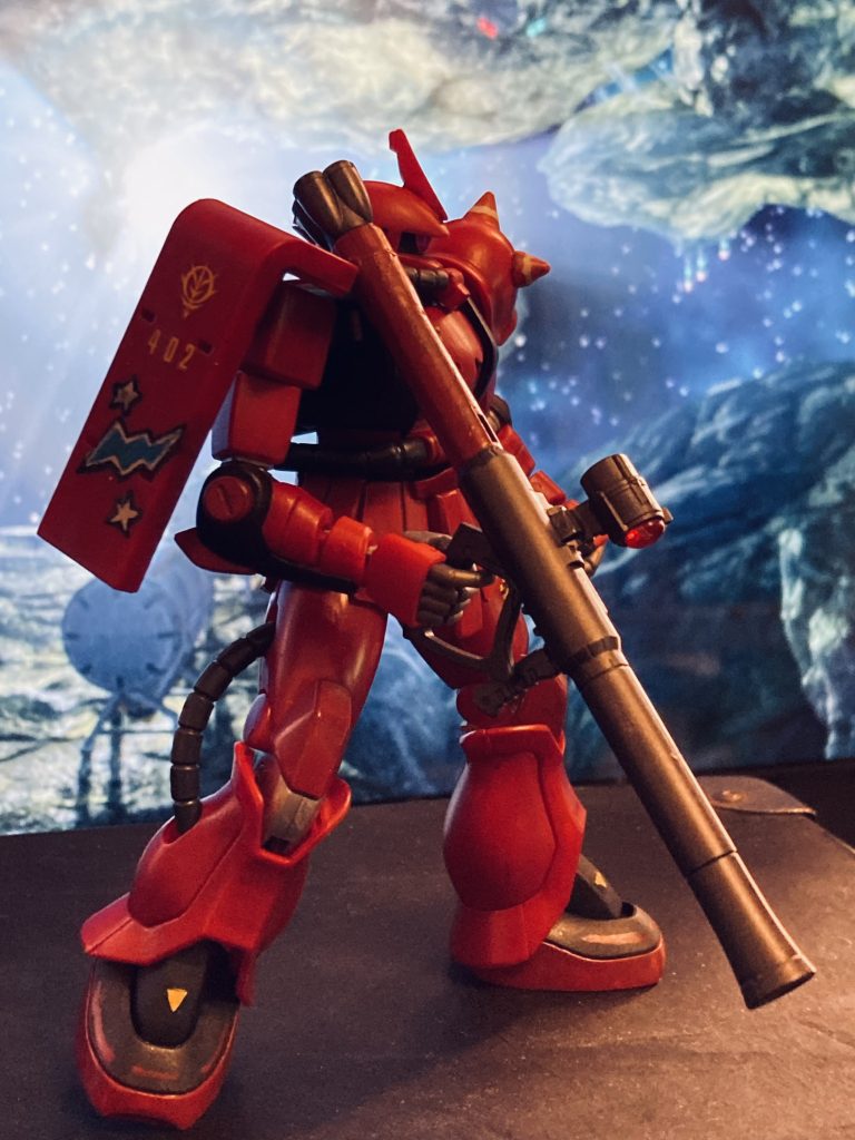 ジオンマーク 402 は市販デカールを使用。あとのマーキングは手書きで頑張ってみました。