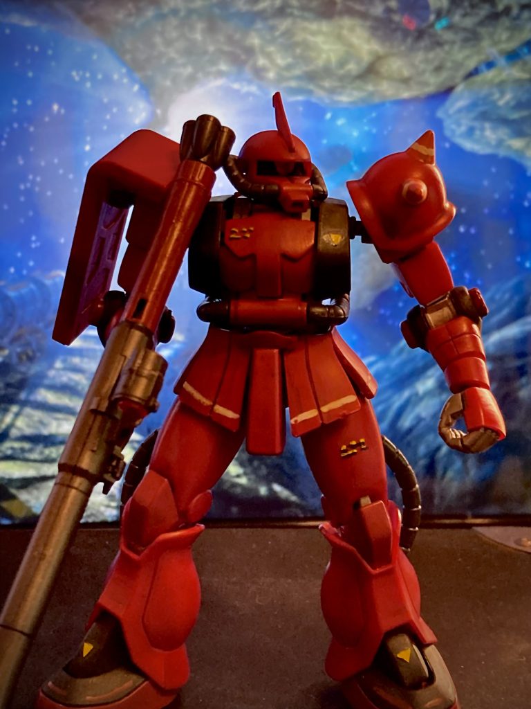 ジョニーライデン用のザクバズーカは一部が赤いんですね。腰部アーマーはシリコン素材になっていましたが、塗装してみたら、なんとかなりました💦