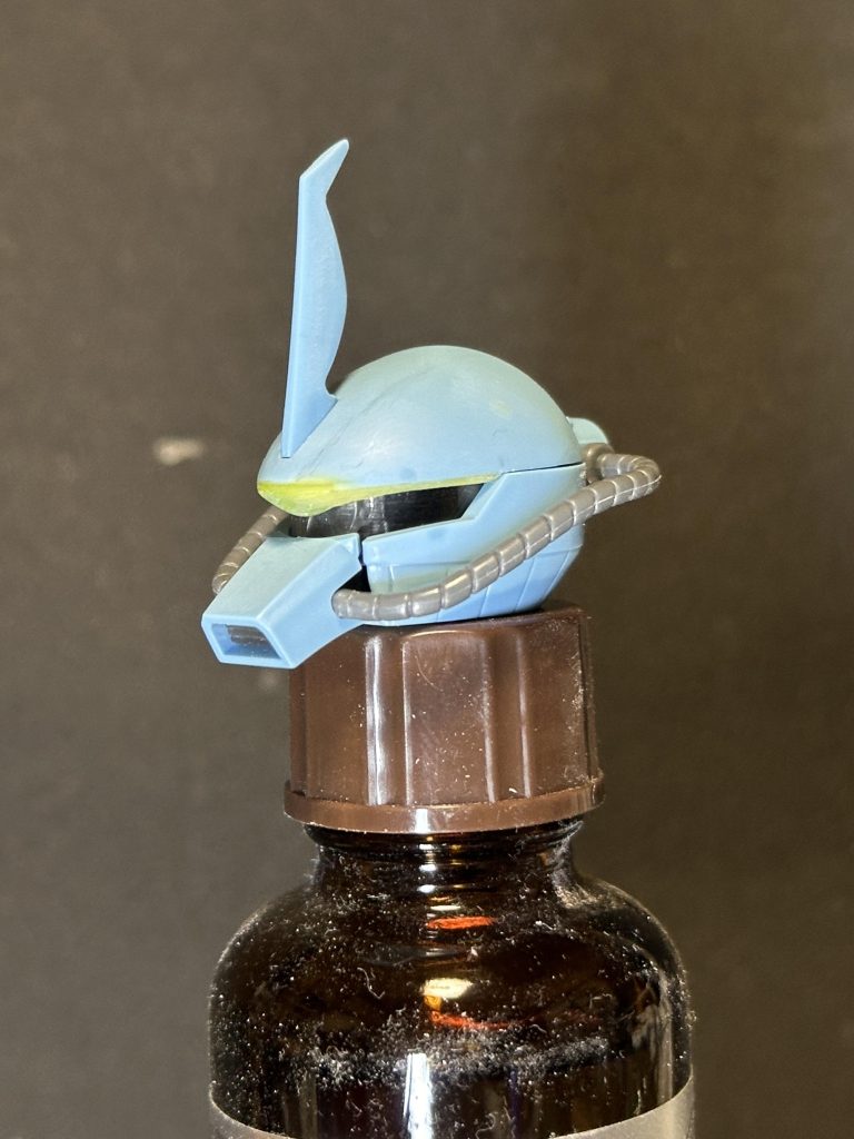 制作過程。まずは頭部。皆様よくやっている分割パーツのパテ埋めとモノアイレールの幅つめを実施。