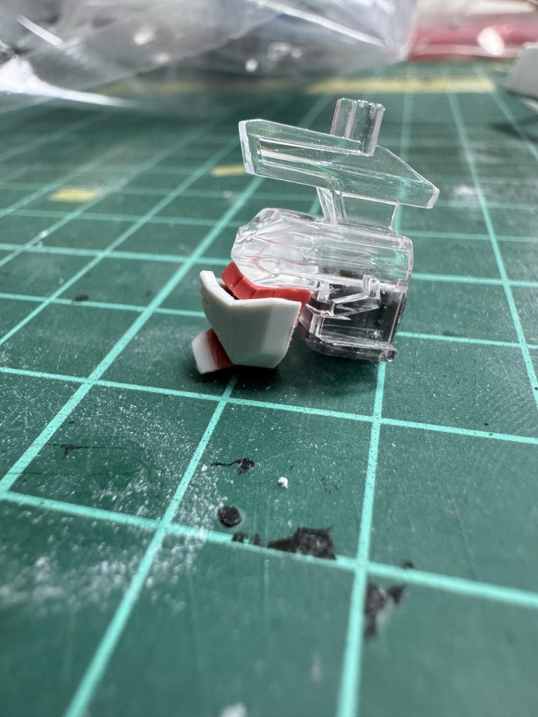 口の赤いパーツが短い気がしたのでプラ板でちょい延長しています。ちょっと長すぎたかな。首パーツとビームサーベルラックのジョイント？の肉抜きは埋めました。