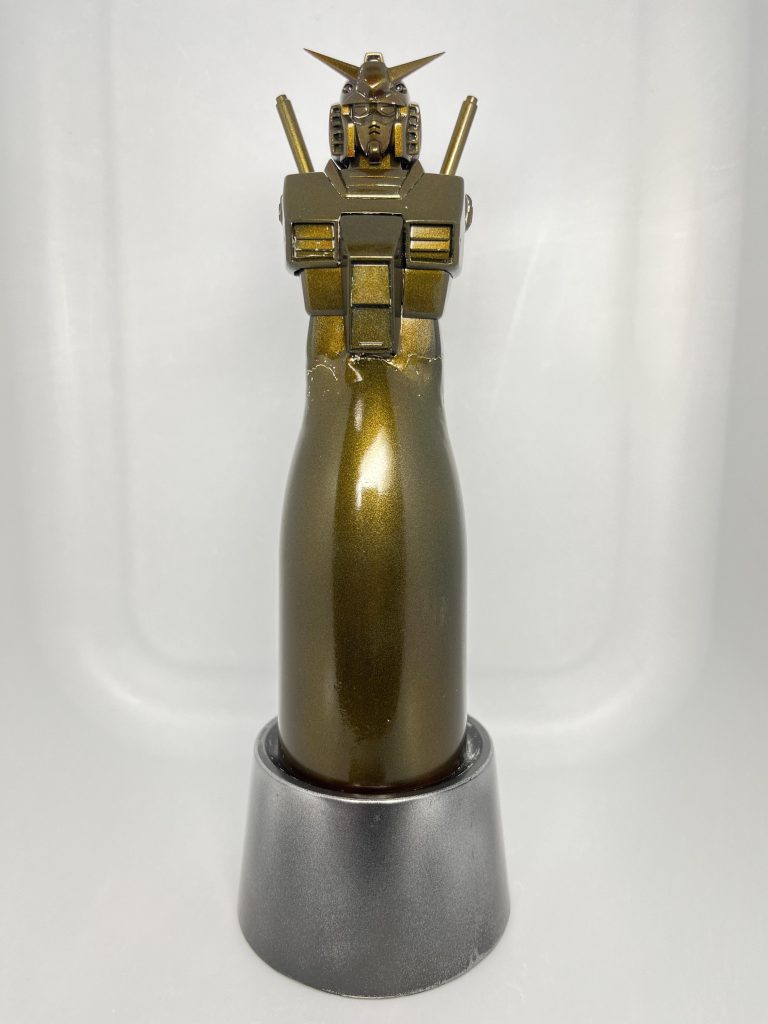 はい、元ネタは世界大会のGUNPLA BUILDERS WORLD CUPの優勝トロフィーです