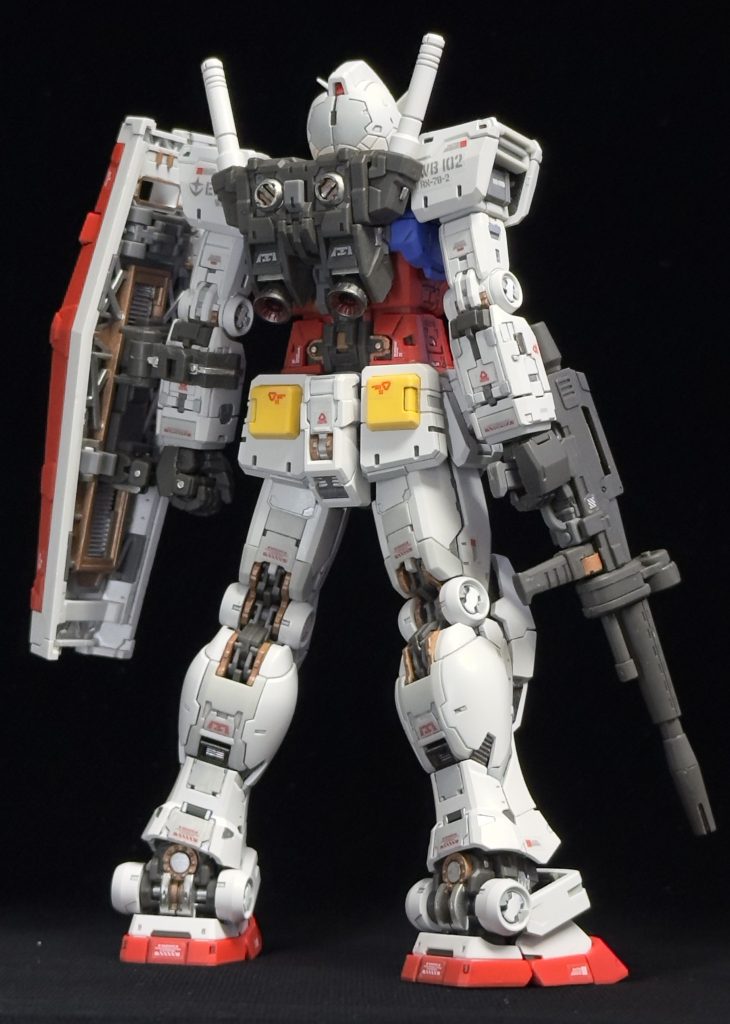 元の色が気に入らず変更した所もありますが、逆にライトグレーを足した部分もそこそこあります。RGはいつも金属色も多く入れているからなのですが、半光沢縛りで組んでいたので今回も半光沢でコートしています。