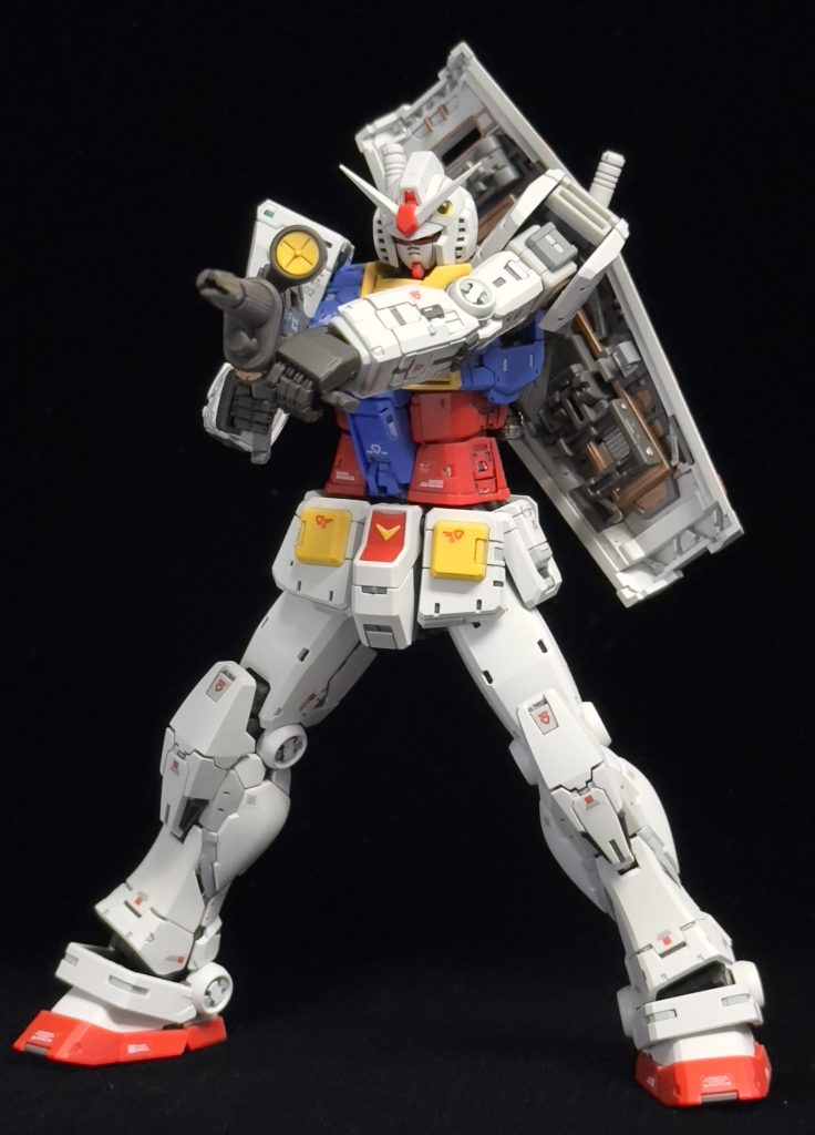 肩の可動は結構いいのですがフォアグリップを握らせるには手首の可動がネックで、今回はビームライフのフォアグリップ自体を回転させるという力業に走っています。