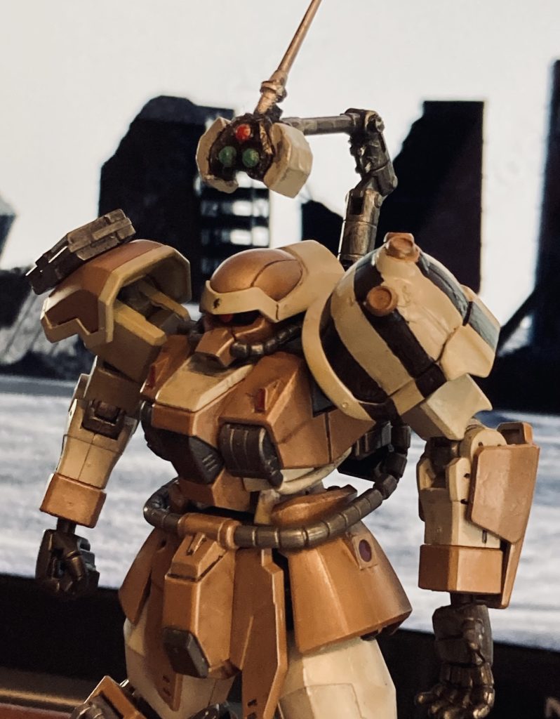 三連スコープは背部のアームで可動します。ショルダーアーマーのスパイクはスナイパー仕様なので取り外しています。三連スコープは設定によれば、キマイラ隊技術支援隊によって作製されたそうです。だんだんと、イフリートのお顔がジャコビアスさんに見えてきます^_^