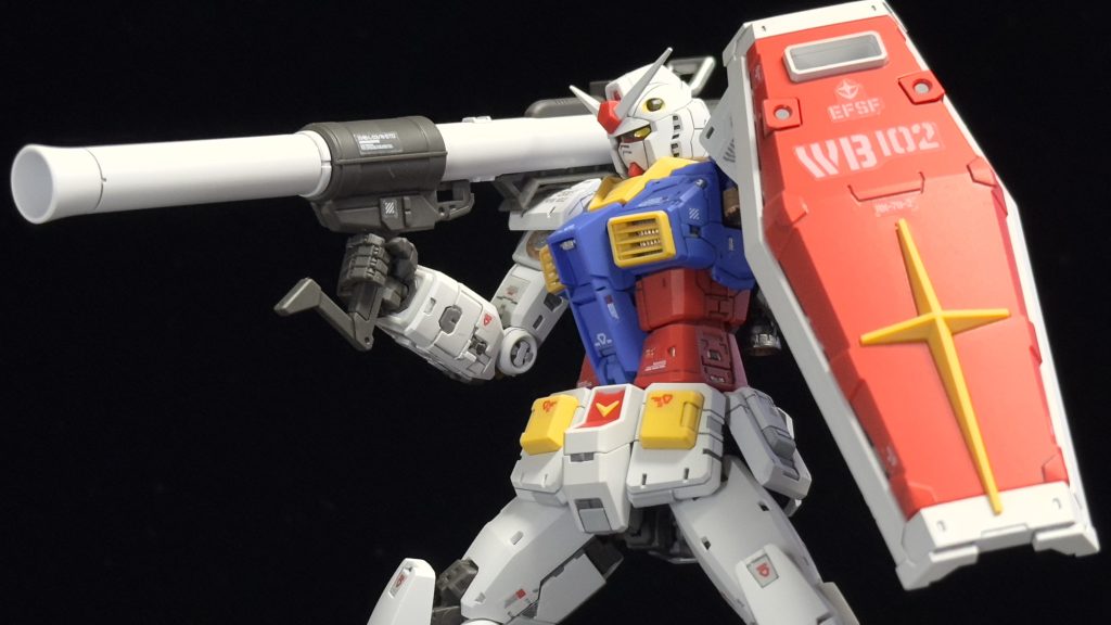 ハイパーバスーカは割といい構造で、前の円筒部は分割が無く、後ろの円筒は分割がディテールになってて全く気になりませんでした。この写真じゃ写ってませんが、弾頭に関しては白に違和感があったので赤に塗装してます。