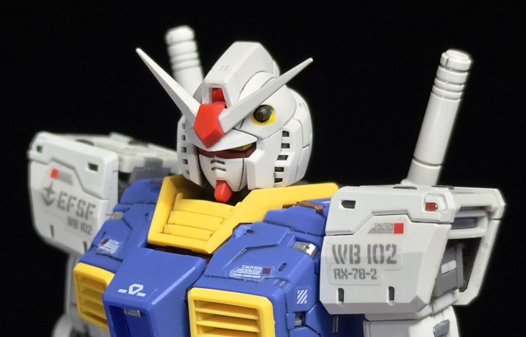 Ver2.0最大の問題点となった頭部ですが、内側を部分的に削ったあとバルカンのノズル穴を素直に拡張することで見れるぐらいにはカタチに出来たと思います。改修できる人は良いでしょうが、パチ組みで楽しんでいる人はパッケージ通り組めないってのは