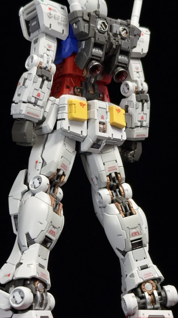 今回は関節がガンダムらしさの欠片も感じられない物だったので、ならばと普段金や銀を使う所にダークコッパーを使ってみましたが、だいぶ落ち着いた色味になって主張し過ぎない程度のアクセントになってくれました。また、スラスター類に普段ヘビーガンメタリックを使っていた所、今回は前から気になっていたスターブライトアイアンを使ってみましたが、青みがかった寒色系の金属色を表現できたかと思います。